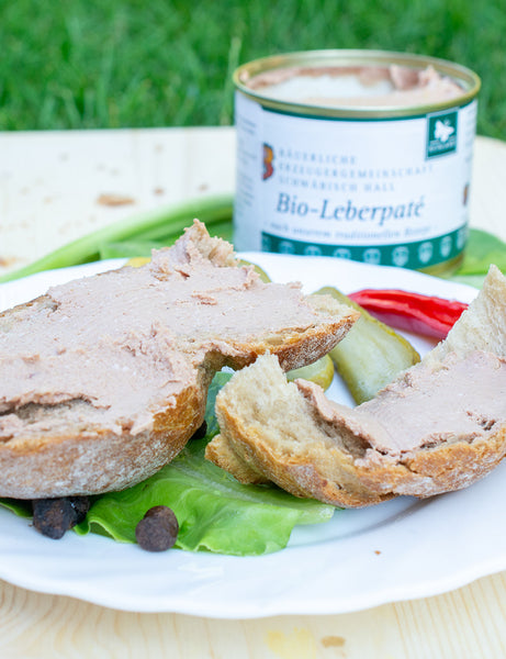 Pate cu ficat Bio Leberpaté BESH 200g – pe pâine, servit pe farfurie