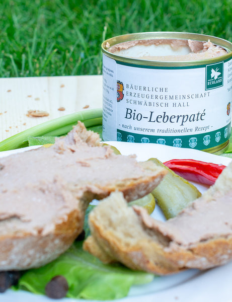 Pate cu ficat Bio Leberpaté BESH 200g – pe pâine, servit pe farfurie
