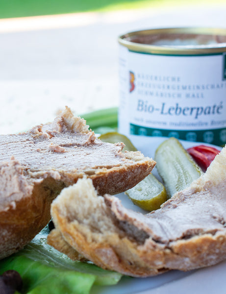 Pate cu ficat Bio Leberpaté BESH 200g – pe pâine, servit pe farfurie