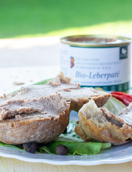 Pate cu ficat Bio Leberpaté BESH 200g – pe pâine, servit pe farfurie