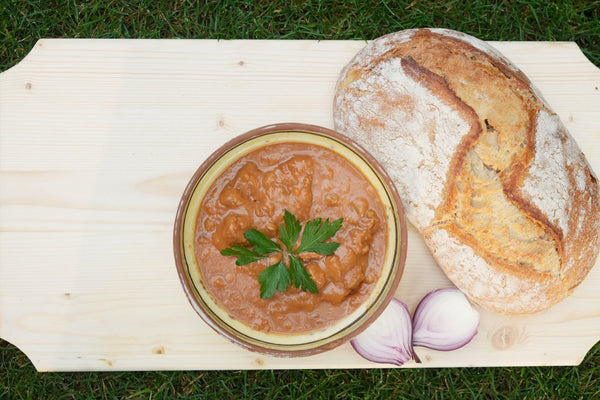 Gulaș de vițel în sos Kalbsgulasch BESH 400g – servit în castron, cu pâine