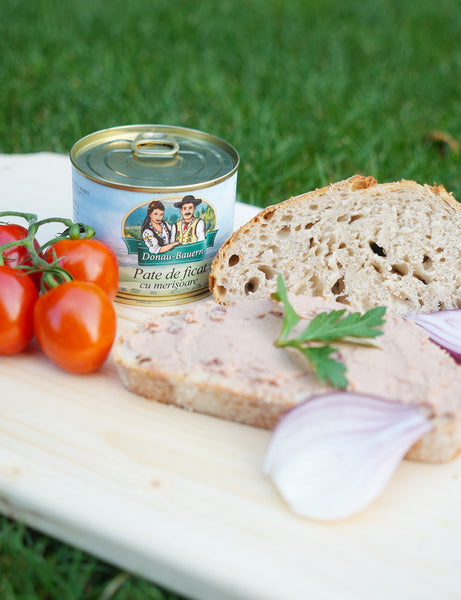 Pate de Ficat cu Merișoare Donau-Bauern 200g – pe pâine cu roșii